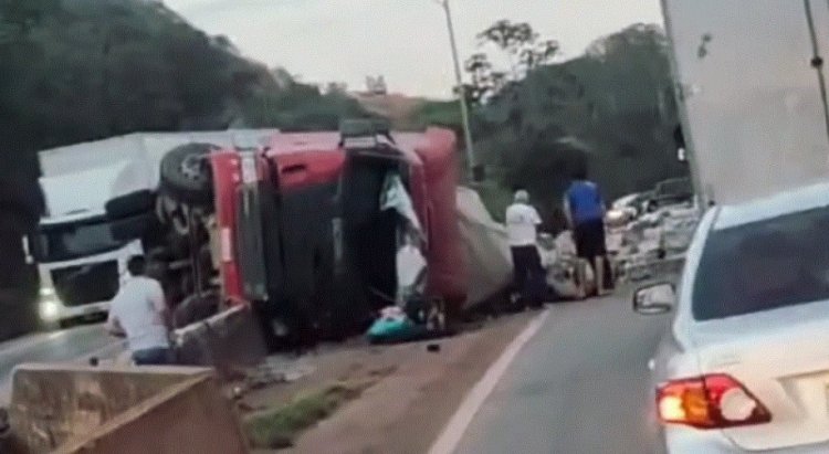 FERNÃO DIAS - Uma pessoa ferida em tombamento de caminhão