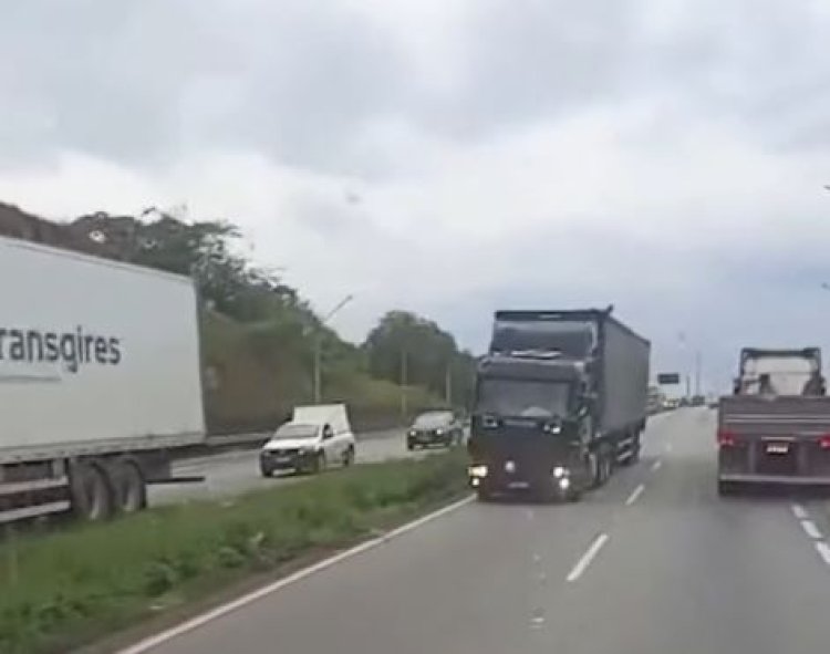 Carreta flagrada  na contramão  na Fernão Dias