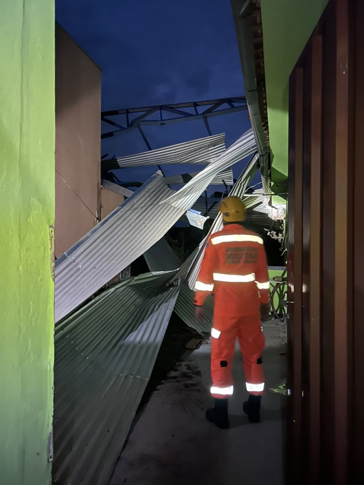 Desabamento de cobertura de quadra atinge residências em Rio Manso