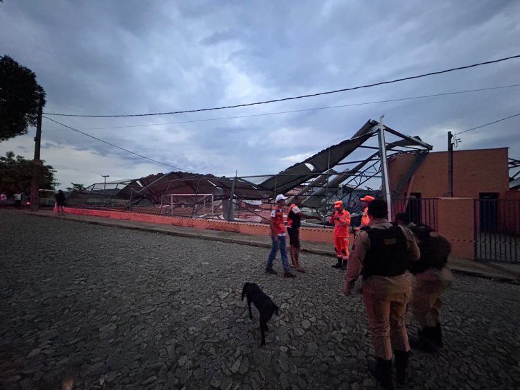 Desabamento de cobertura de quadra atinge residências em Rio Manso