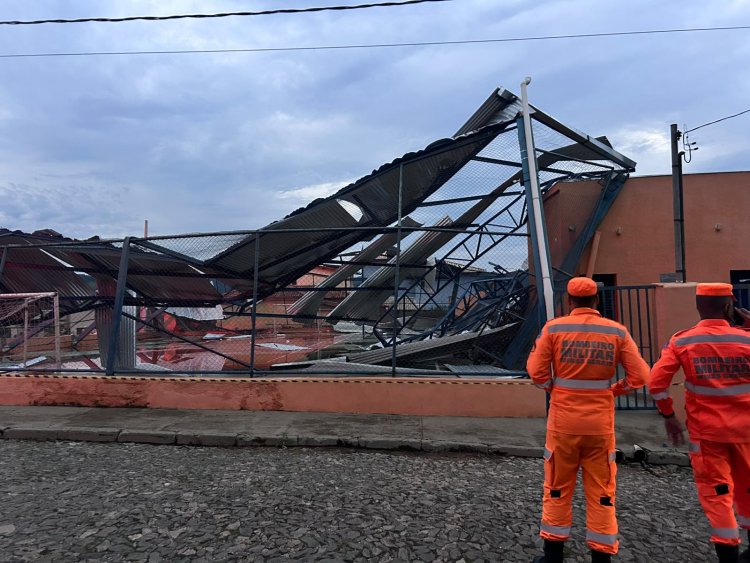 Desabamento de cobertura de quadra atinge residências em Rio Manso